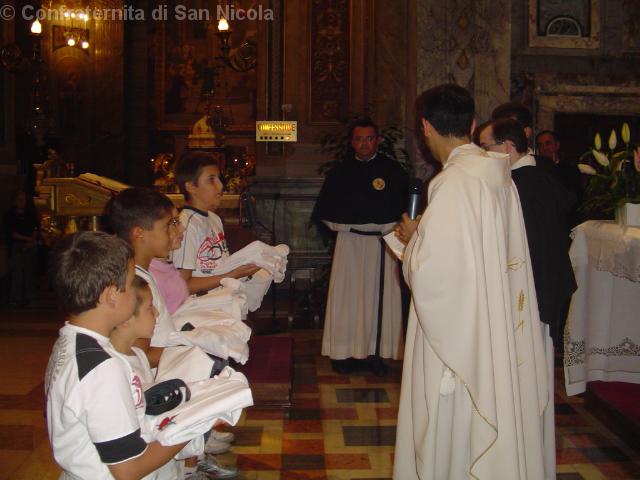P. Pasquale Cormio benedice le vesti dei cinturini