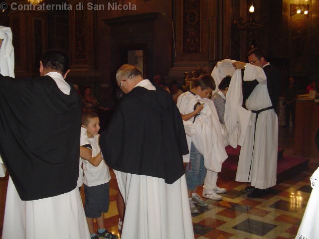 I confratelli aiutano a vestire i cinturini