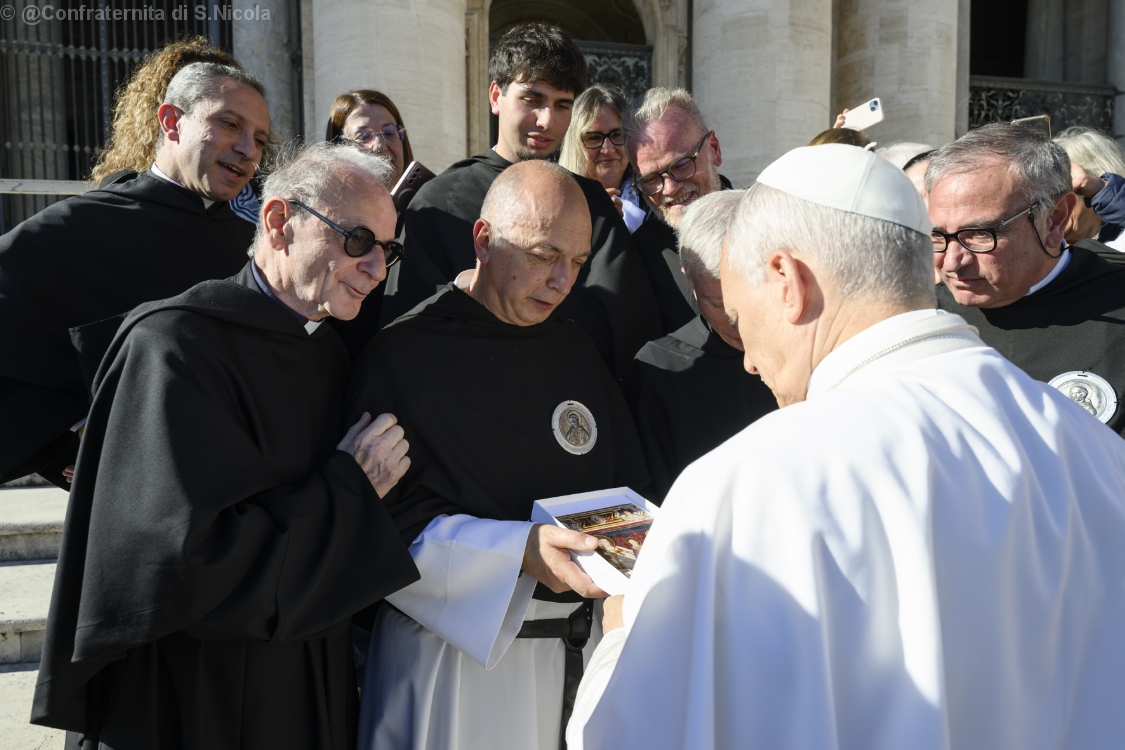 Il Santo Padre riceve un piccolo dono, un'icona del cappellone di San Nicola, raffigurante il Santo