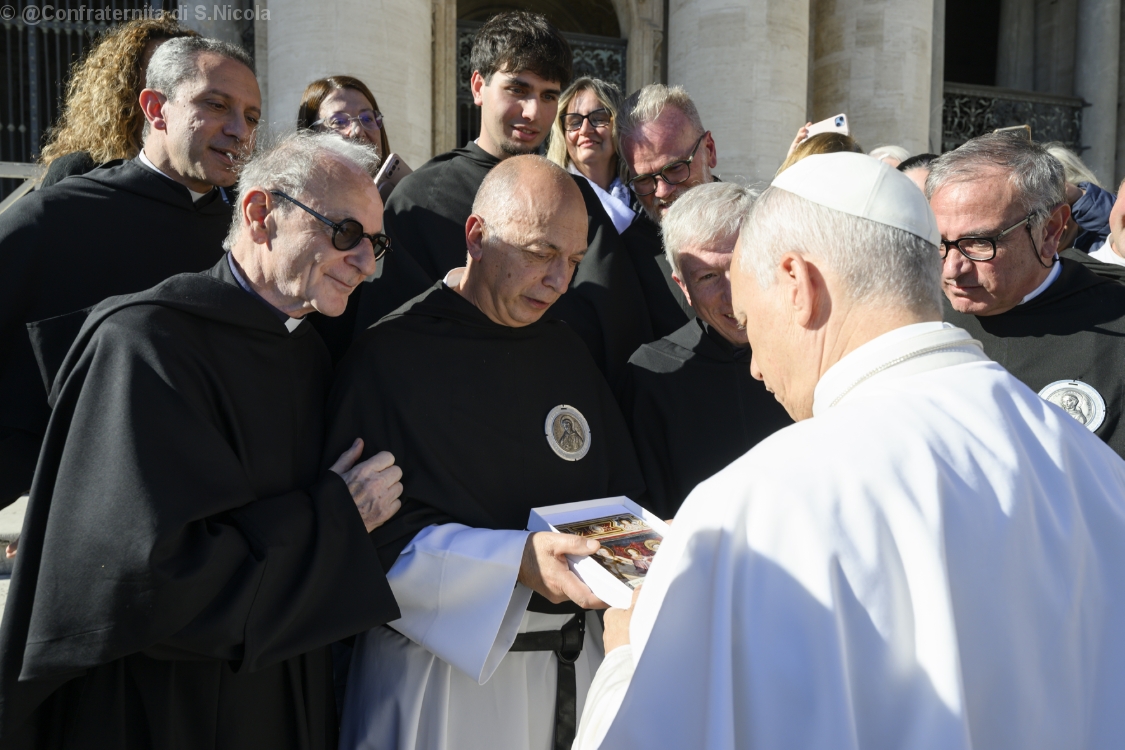 Il Santo Padre riceve un piccolo dono, un'icona del cappellone di San Nicola, raffigurante il Santo