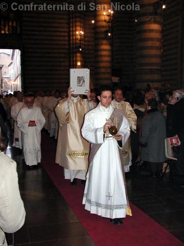 Evangeliario portato in processione dal diacono