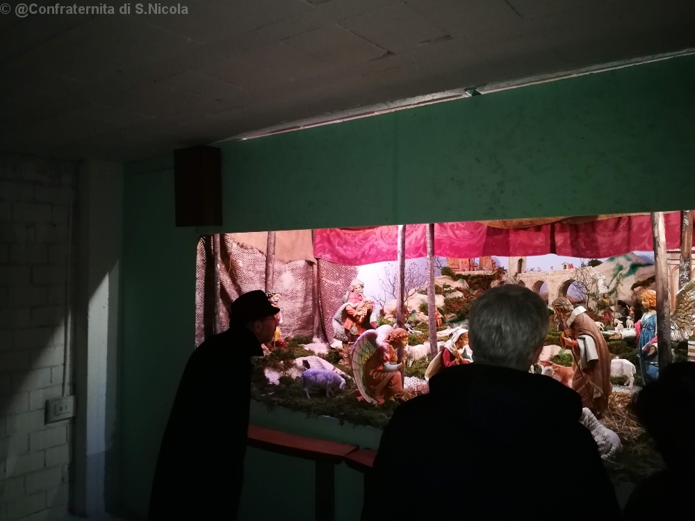Il Vescovo Mos. Nazzareno Marconi in visita al presepe
