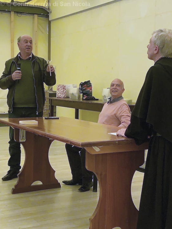 I Priori o confratelli del direttivo delle confraternite si confrontano