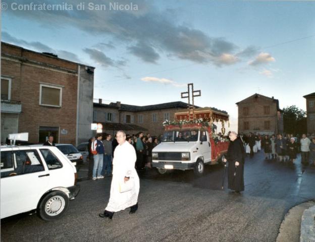 L'urna in processione per le strade di Sant'Angelo