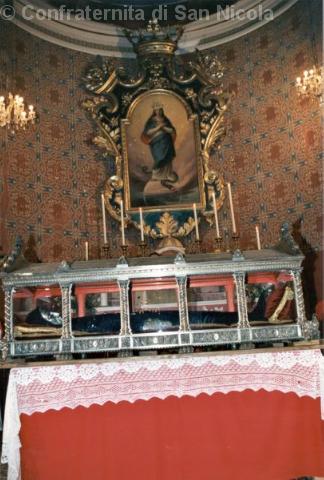 L'urna a Regnano in alto la statua della Beata Vergine Maria