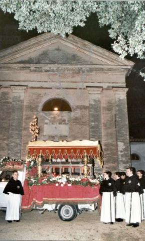 L'urna lascia la chiesa di Regnano